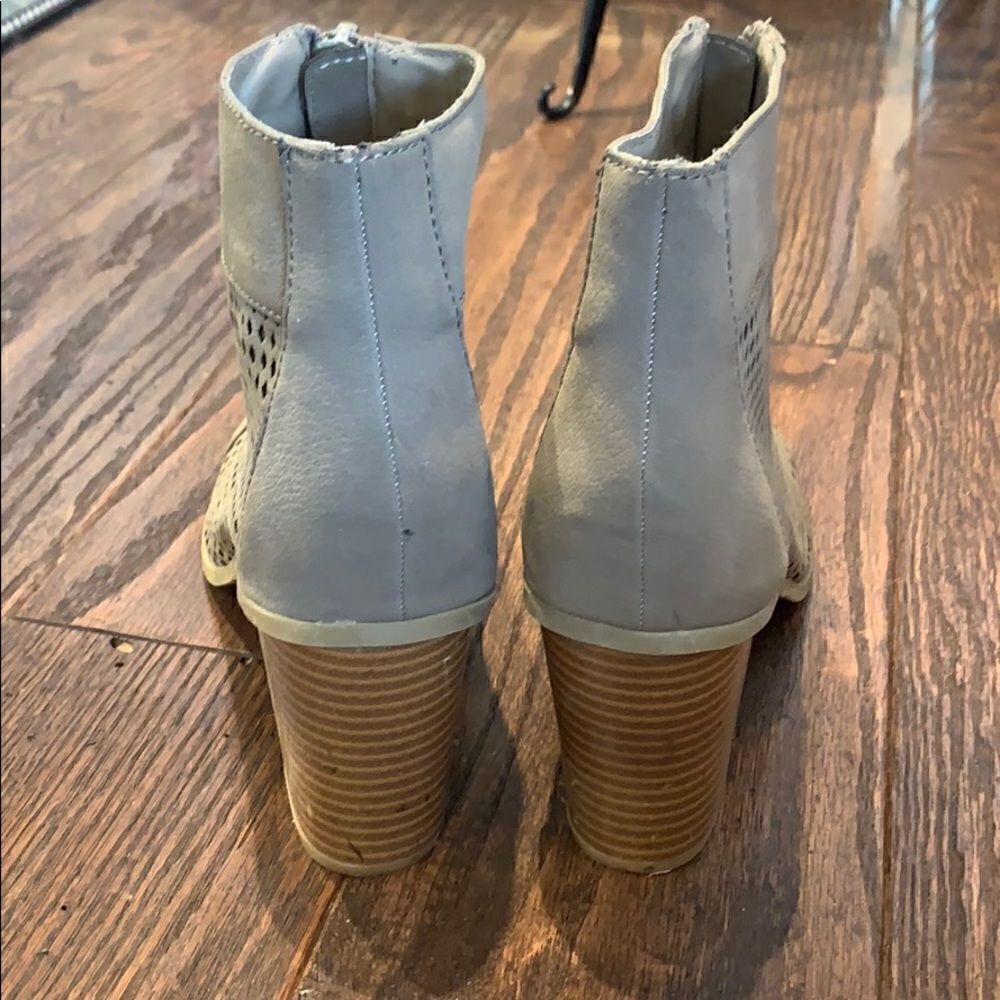 Report Tan open toed booties, size 7 - Picture 5 of 5